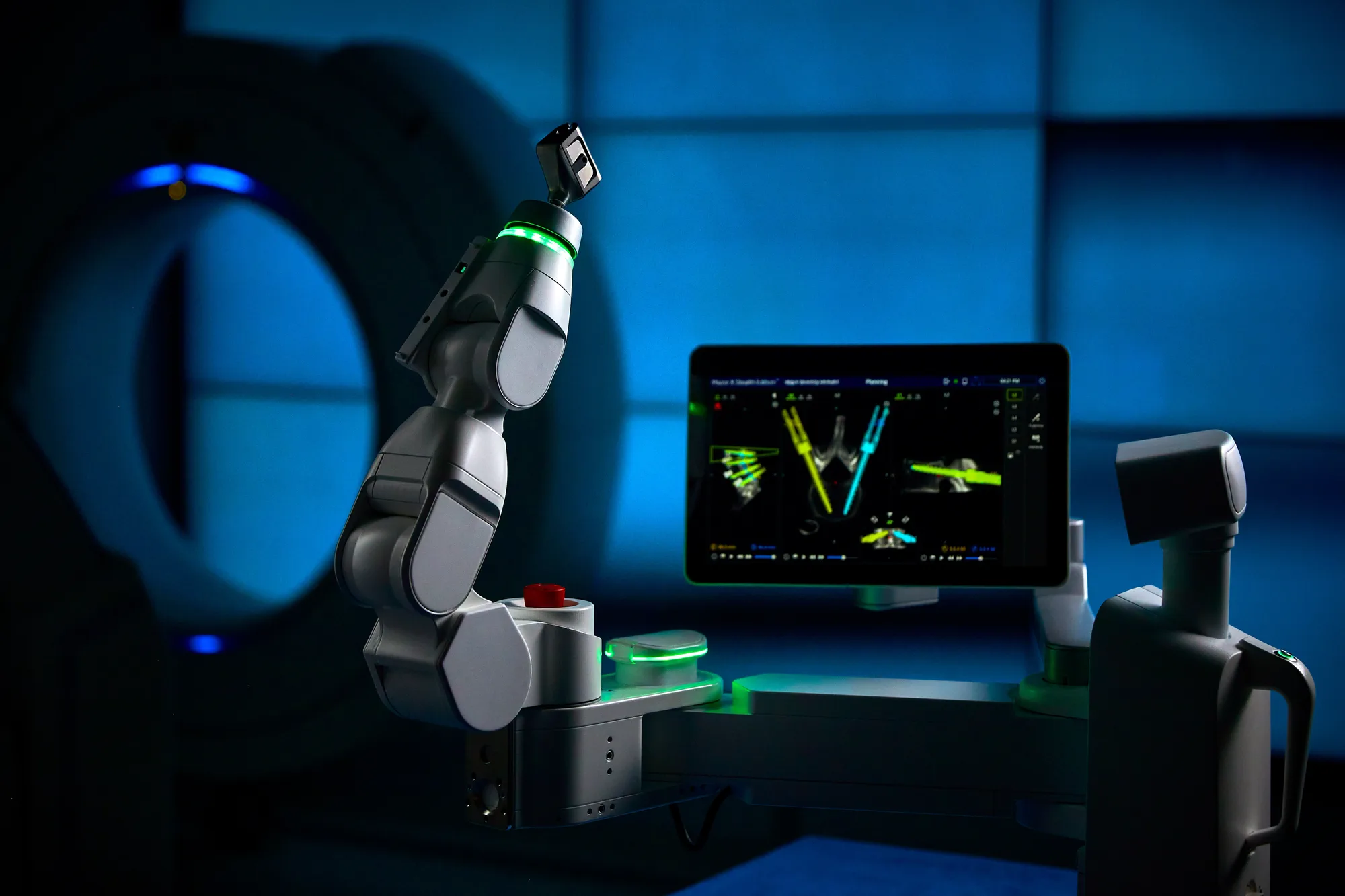 The Medtronic Mazor robotic arm beside its planning screen, which shows the screw paths planned on the CT scan